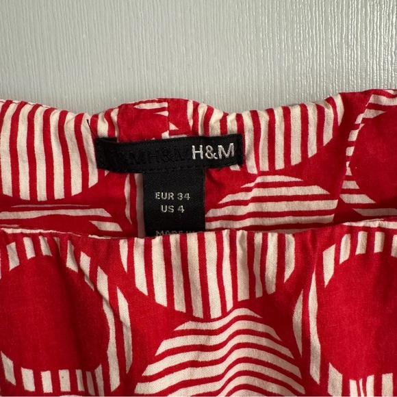 3/$32 H&M Red White Sleeveless Fitted Top Size 4 - Picture 3 of 6